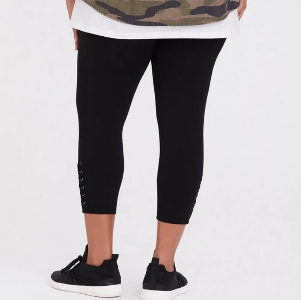 Crop Premium Legging - Lace-Up Black - Picture 2 of 6